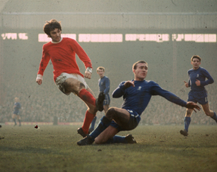 1971: Chelsea's Ron Harris tackles Manchester United's George Best. (Photo by A. Jones/Express/Getty Images) 